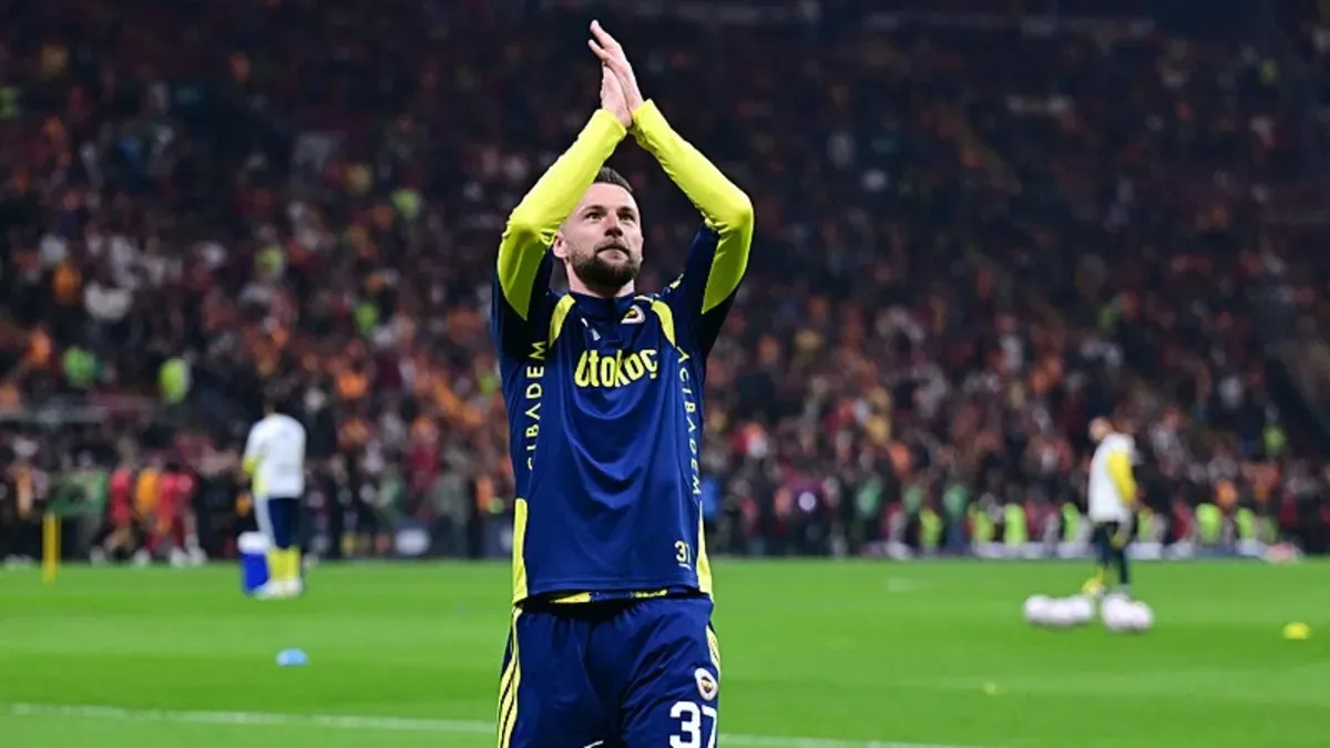 Milan Skriniar takım arkadaşlarıyla idmanda konuşuyor
