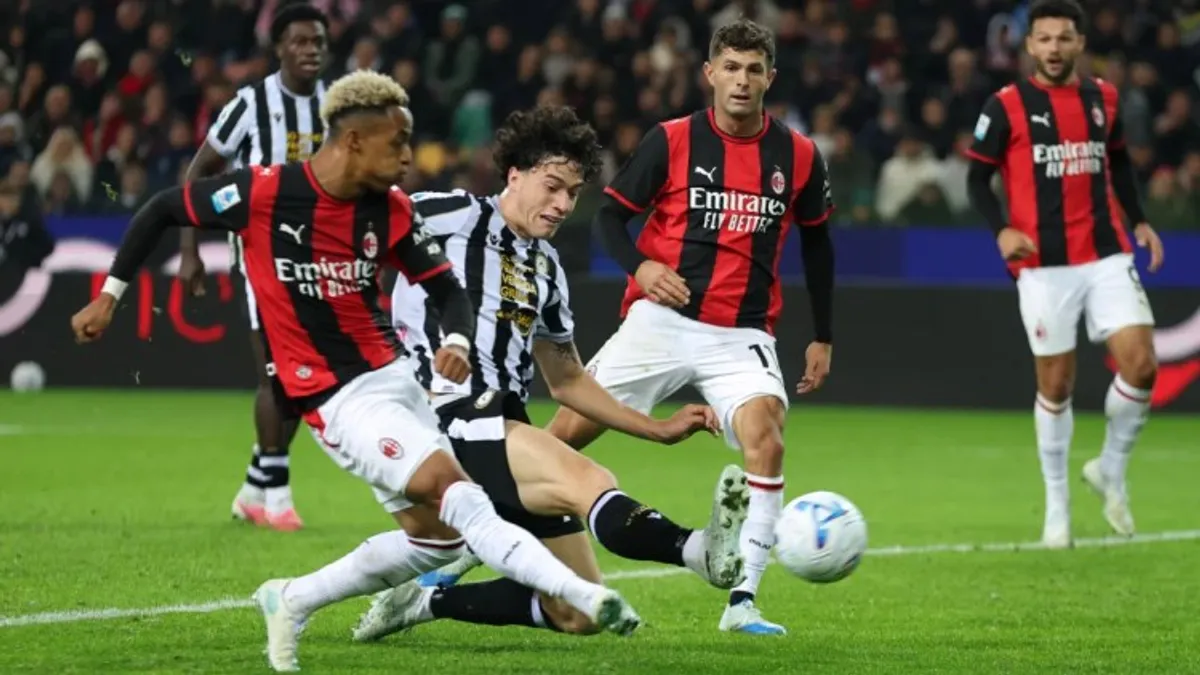 Milan oyunçuları Udineze qarşısında qol sevinci
