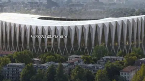 Milan ve Inter yetkilileri yeni Generali Stadyumu projesinin maketi önünde