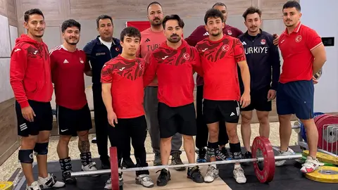 Milli halterciler hazırlık kampında antrenman yaparken