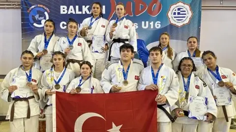 Madalyalı Türk judocuların toplu fotoğrafı veya madalya töreni