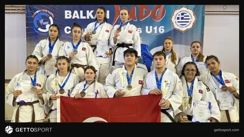 Madalyalı Türk judocuların toplu fotoğrafı veya madalya töreni