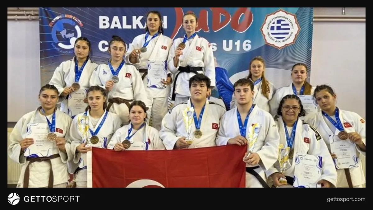 Madalyalı Türk judocuların toplu fotoğrafı veya madalya töreni