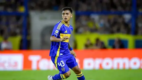 Milton Delgado Boca Juniors formasıyla top sürerken