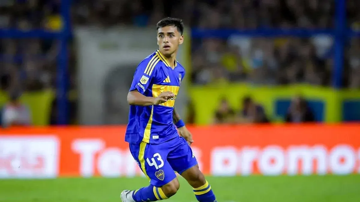 Milton Delgado Boca Juniors formasıyla top sürerken