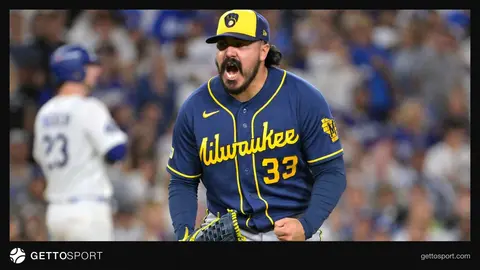 Milwaukee Brewers oyuncuları sevinçle ulusal lig kupasını kutluyor