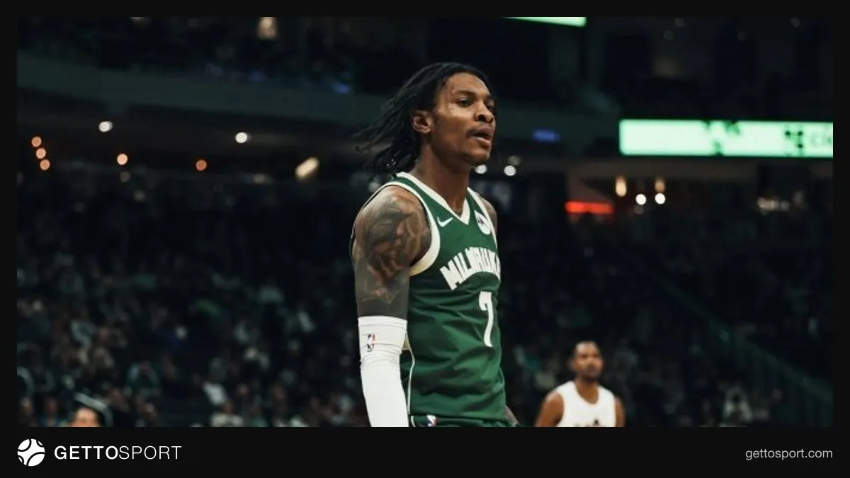 Milwaukee Bucks forması giymiş bir NBA oyuncusu potaya doğru sürüyor