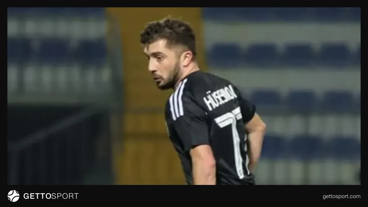 Mingəçevir futbol komandası məşqdə, kapitan Roman Hüseynov danışarkən