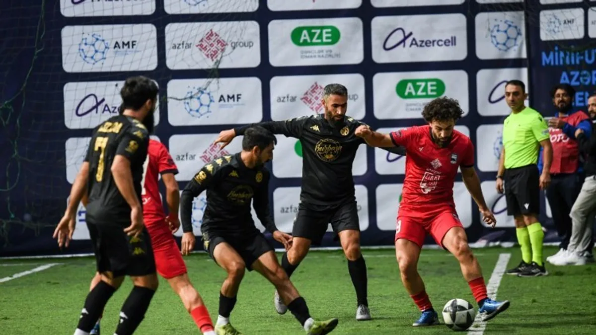 Bakı Tennis Akademiyasında minifutbol püşkü keçirilərkən masada sıralanan top və komanda adları