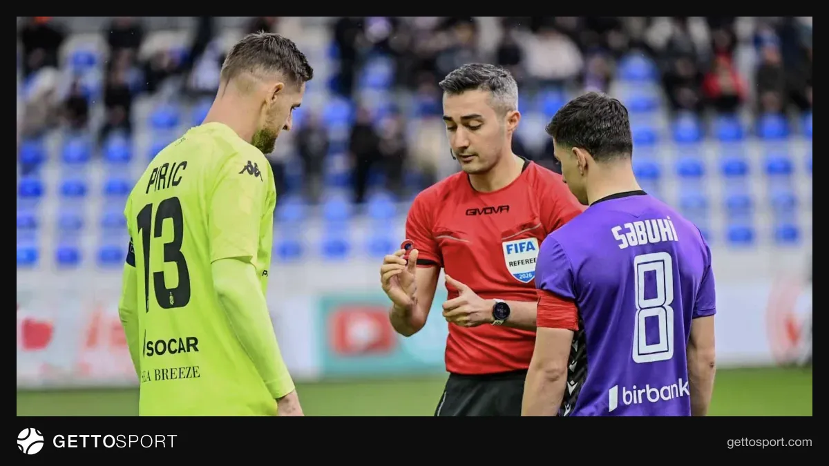 Hakimlər futbol matçı zamanı müzakirə aparır