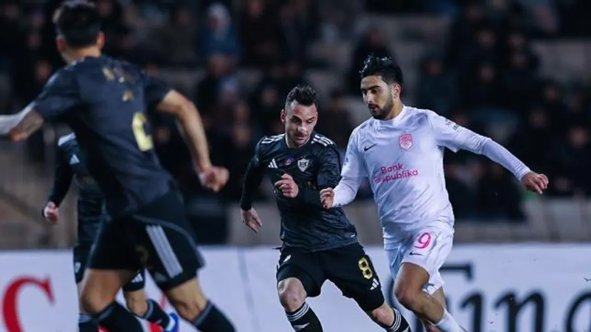 Premyer Liqa komanda loqoları və futbol topu