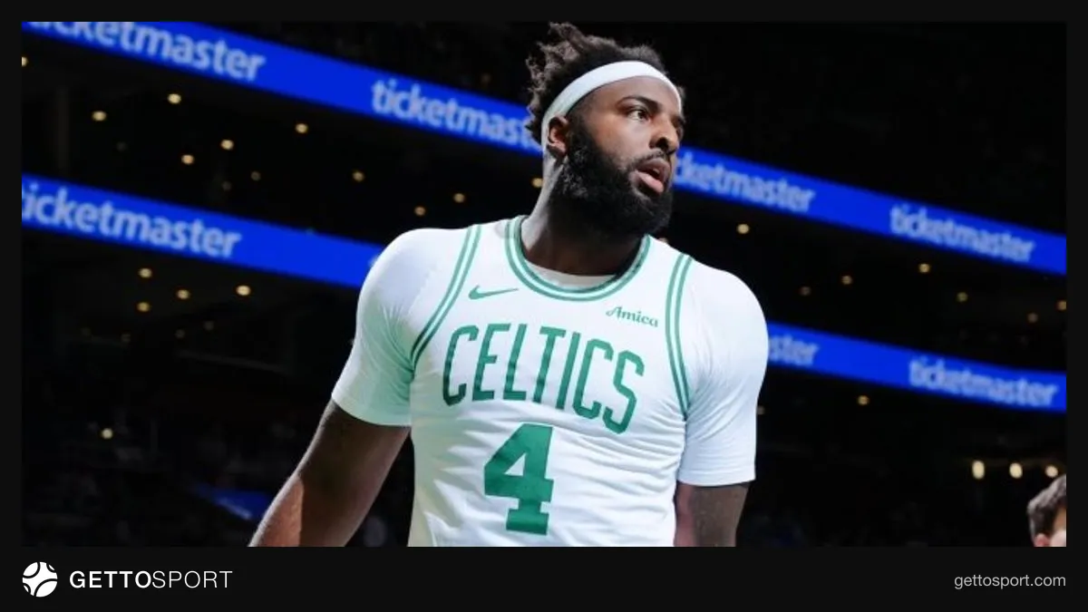 Boston Celtics formasıyla Mitchell Robinson maç sırasında pota altında