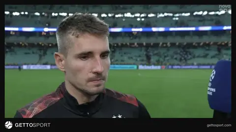 Mixal Sadilek mətbuat konfransında danışır