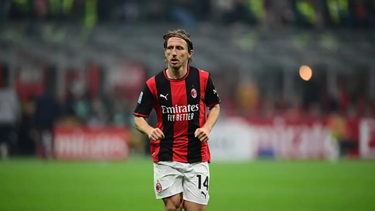 Luka Modriç və Milan formada danışarkən