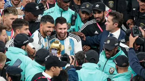 Luka Modriç və Lionel Messi futbol meydançasında