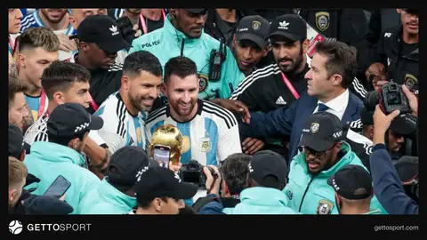 Luka Modriç və Lionel Messi futbol meydançasında