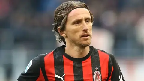 Luka Modriç qapının qarşısında klub formasında müsahibə verərkən