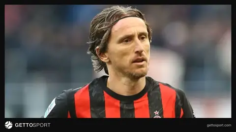 Luka Modriç qapının qarşısında klub formasında müsahibə verərkən