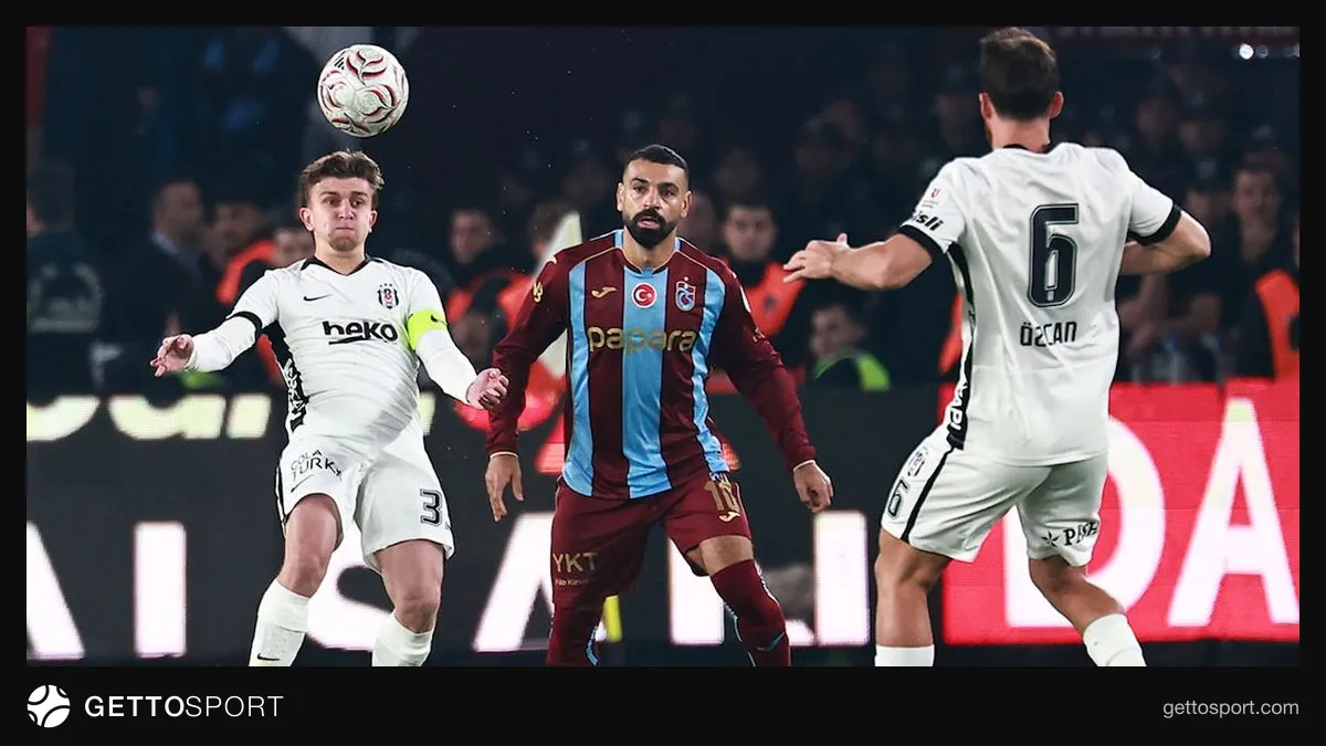 Mohamed Salah maç sırasında Trabzonspor formasıyla top sürüyor