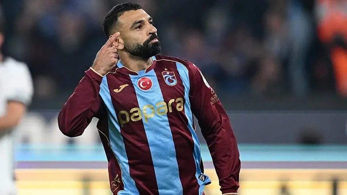 Trabzonspor formasıyla Mohamed Salah saha kenarında düşünceli görünüm