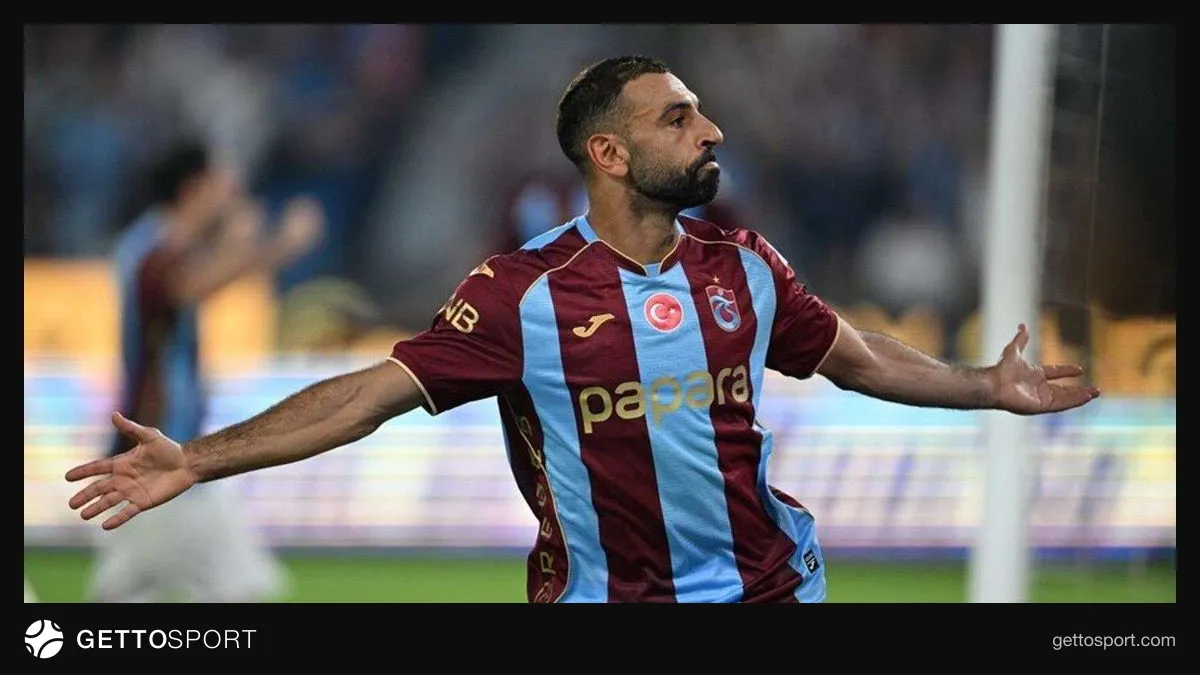 Mohamed Salah maçta top kontrolü yaparken