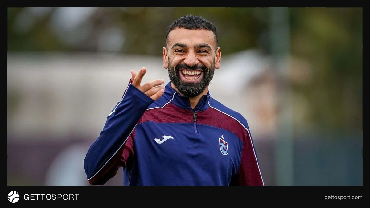 Trabzonspor formasıyla Mohamed Salah maçta top sürerken