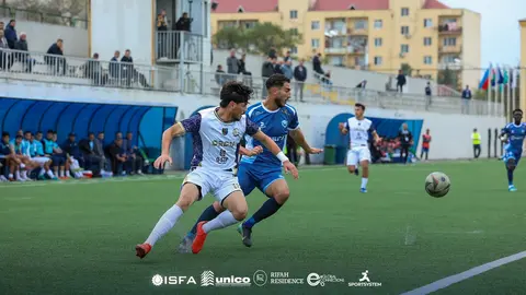 MOİK futbolçuları və məşqçi meydanda müzakirə edirlər