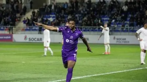 Momo Yansane topa doğru qaçır və futbol forması geyinib
