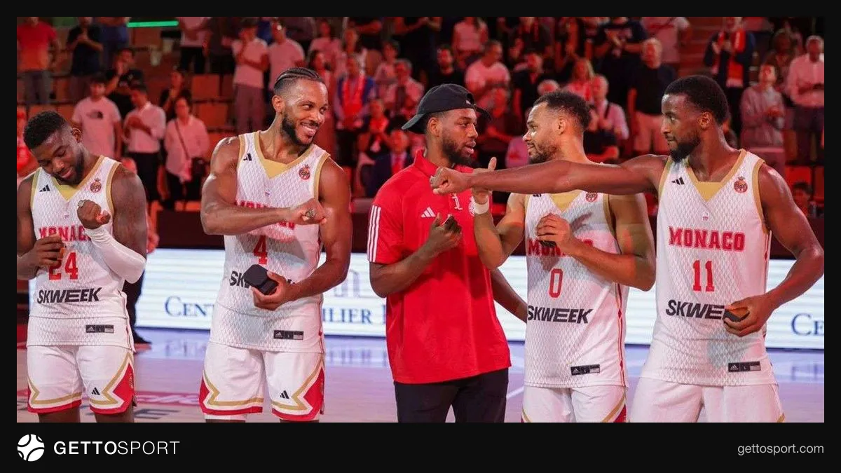 AS Monaco Basket logosu ve boş bir salon