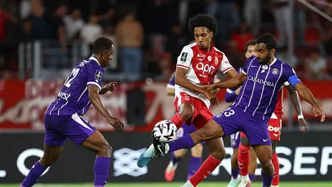 Monaco ve Toulouse oyuncuları maç sırasında mücadele ediyor
