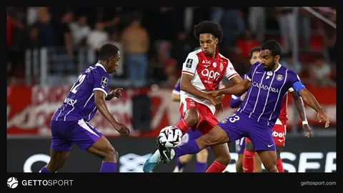 Monaco ve Toulouse oyuncuları maç sırasında mücadele ediyor