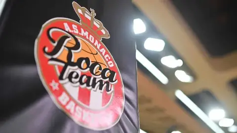 AS Monaco basketbol komandası oyun zamanı tribunada azarkeşlərlə birlikdə
