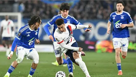 Monako futbolçuları sevinir, PSJ Strasburq stadionu görünüşü