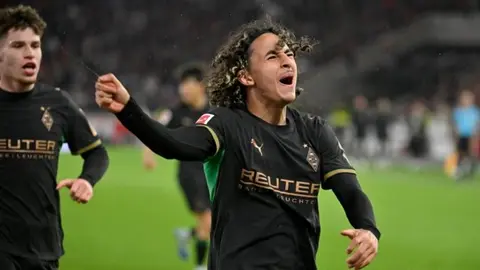 Mönchengladbach oyuncuları Stuttgart deplasmanında sevinç