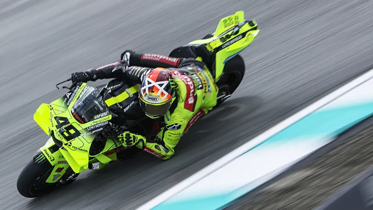 Sepang Uluslararası Pisti'nde MotoGP yarış motosikleti ve pist manzarası