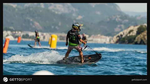 İçmeler sahilinde motosurf ve su jeti yarışı esnasında denizde yarışan sporcular