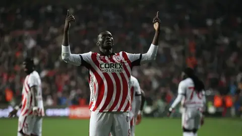 Marius Mouandilmadji Olympiakos formasıyla top kontrolü yaparken
