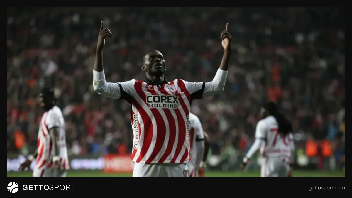 Marius Mouandilmadji Olympiakos formasıyla top kontrolü yaparken