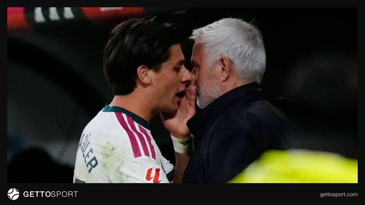 Jose Mourinho basın toplantısında konuşurken