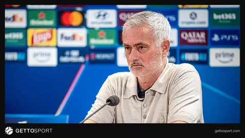 Jose Mourinho basın toplantısında konuşurken, arka planda Roma ve Real Madrid logoları
