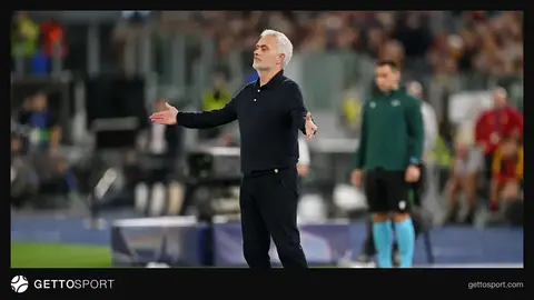 Joze Mourinyo meydançada Real Madrid geyimində əllərini qaldırıb
