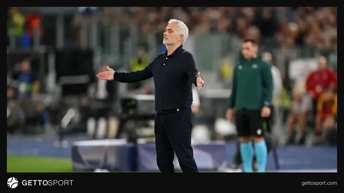 Joze Mourinyo meydançada Real Madrid geyimində əllərini qaldırıb