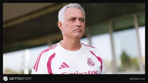 Joze Mourinyo mətbuat konfransında nitq söyləyir