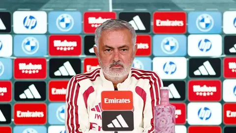 Joze Mourinyo mətbuat konfransında mikrofon qarşısında danışır