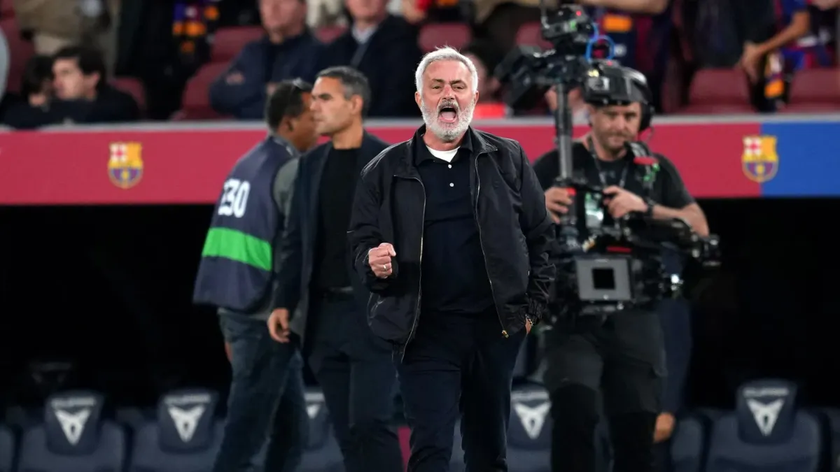 Joze Mourinyo mətbuat konfransında danışır, arxada Real Madrid loqosu