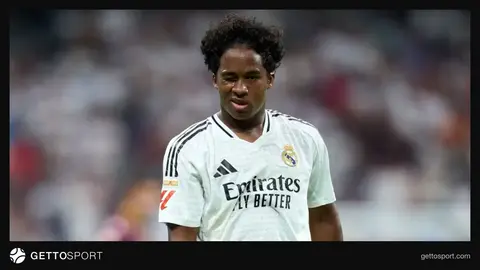 Joze Mourinyo mətbuat konfransında danışarkən, arxa planda Real Madrid loqosu