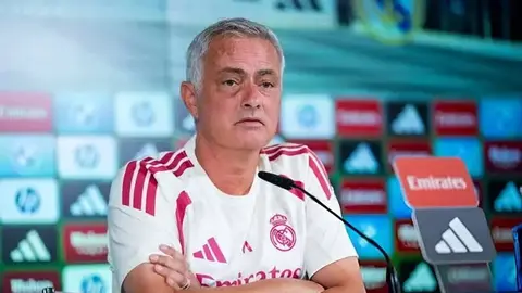 Joze Mourinyo mətbuat konfransında danışır, Endrikin foto fonun yanında
