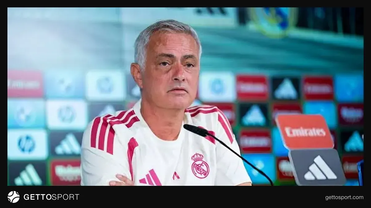 Joze Mourinyo mətbuat konfransında danışır, Endrikin foto fonun yanında