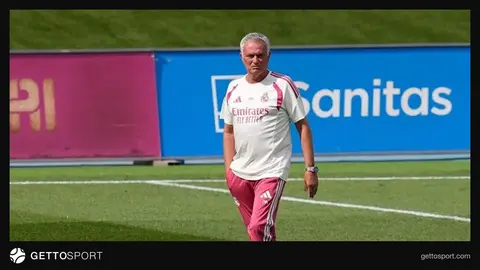 Joze Mourinyo mətbuat konfransında danışır