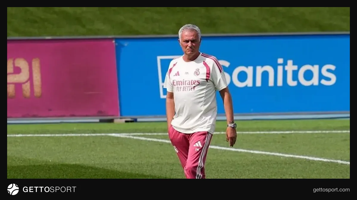 Joze Mourinyo mətbuat konfransında danışır